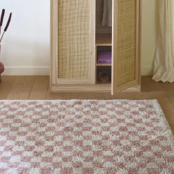 Tappeto vintage a scacchiera rosa e crema