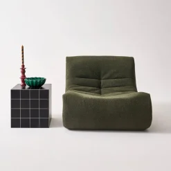 Tavolino cubico con finitura in ceramica opaca e piastrelle