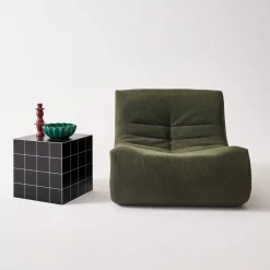 Tavolino cubico con finitura in ceramica opaca e piastrelle