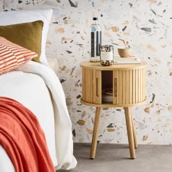 Tavolino da notte scandinavo con decorazioni in legno, 2 porte scorrevoli