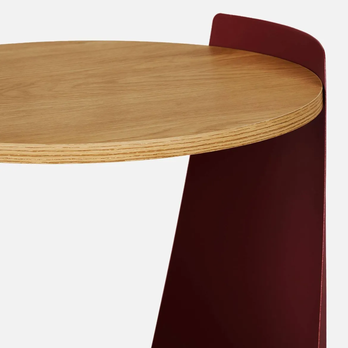 Tavolino e comodino in metallo curvato e legno con ruote