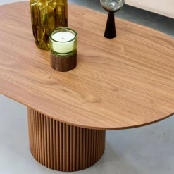 Tavolino oblungo con effetto legno intagliato