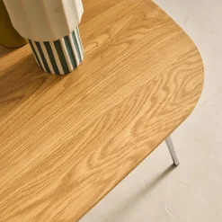 Tavolino rettangolare con gambe cromate e decorazioni in legno