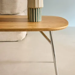 Tavolino rettangolare con gambe cromate e decorazioni in legno