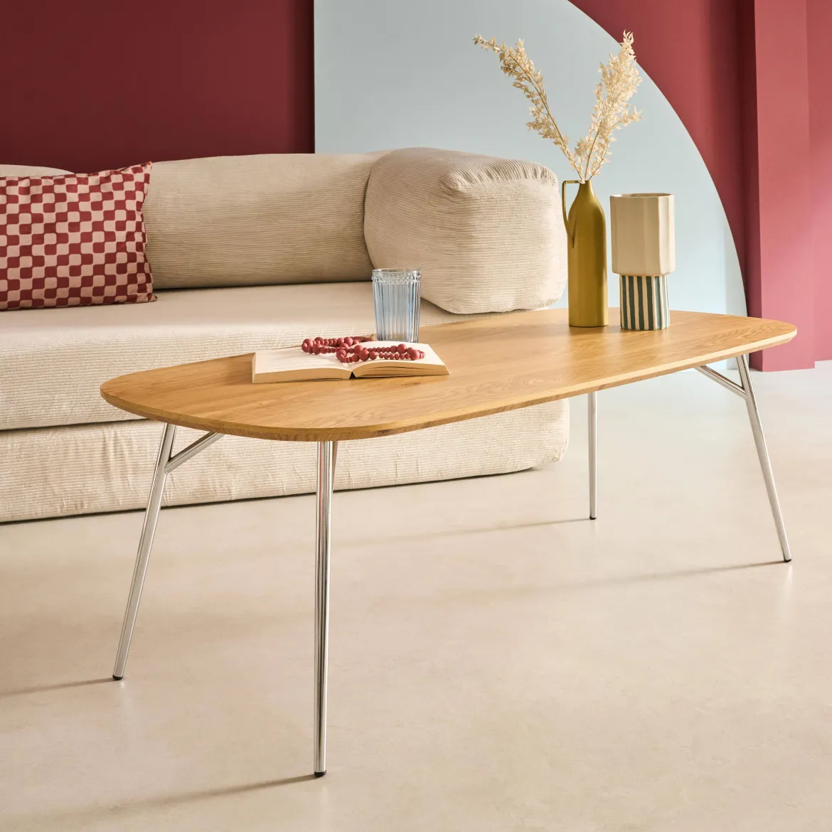 Tavolino rettangolare con gambe cromate e decorazioni in legno