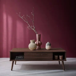 Tavolino scandinavo con ante scorrevoli, decoro in legno scanalato