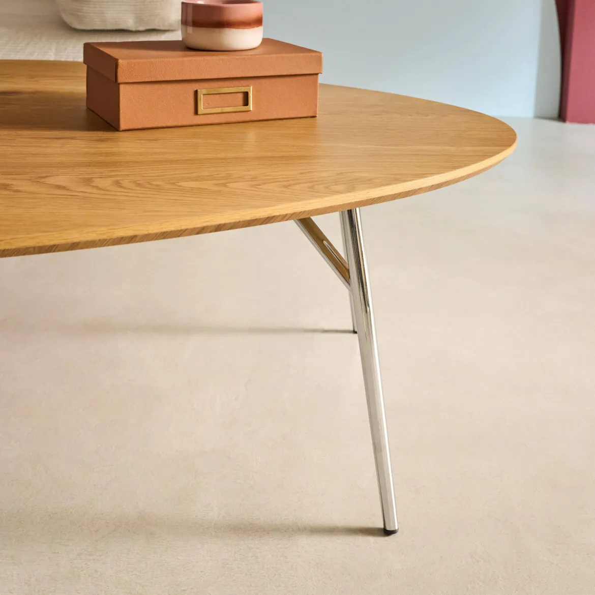 Tavolino triangolare con gambe cromate e effetto legno