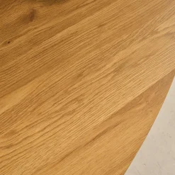 Tavolino triangolare con gambe in metallo nero e effetto rovere