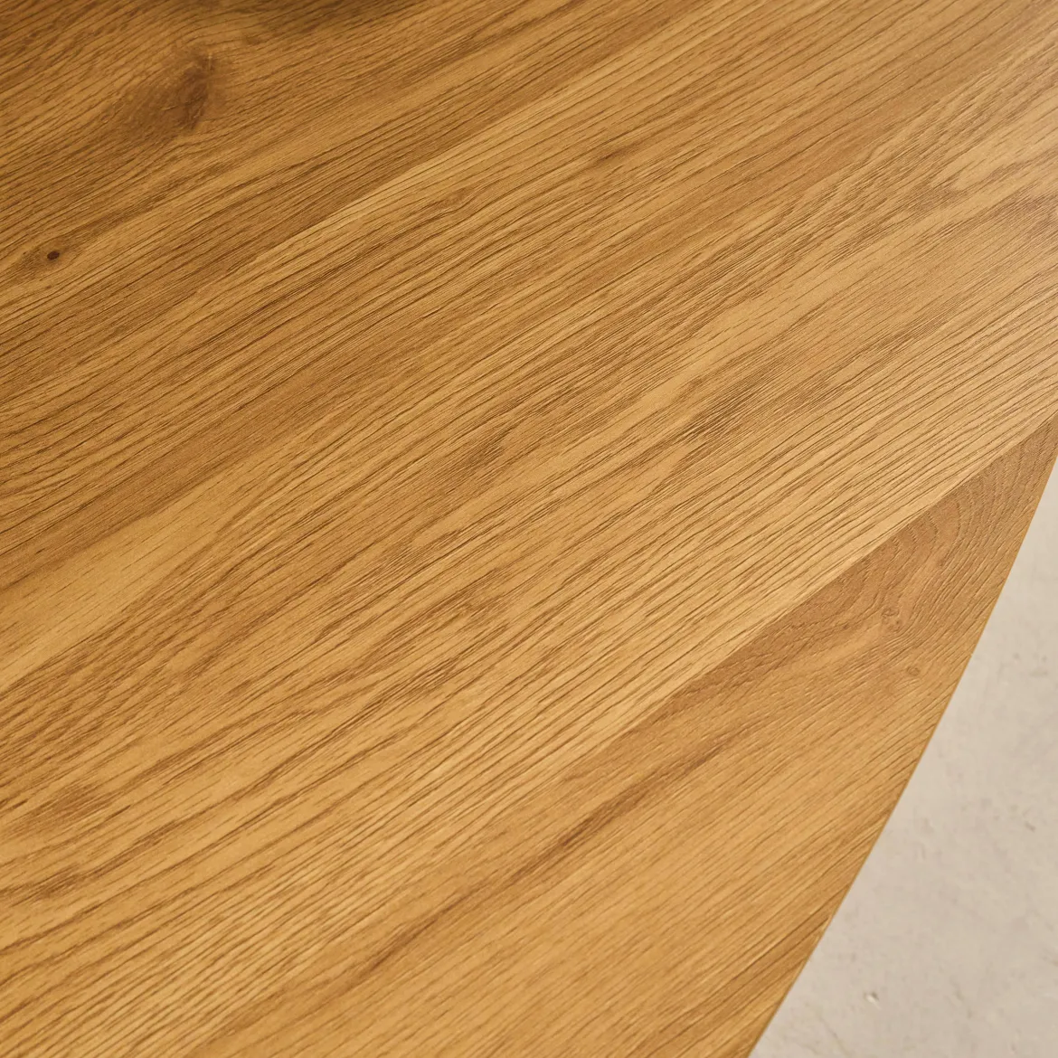Tavolino triangolare con gambe in metallo nero e effetto rovere