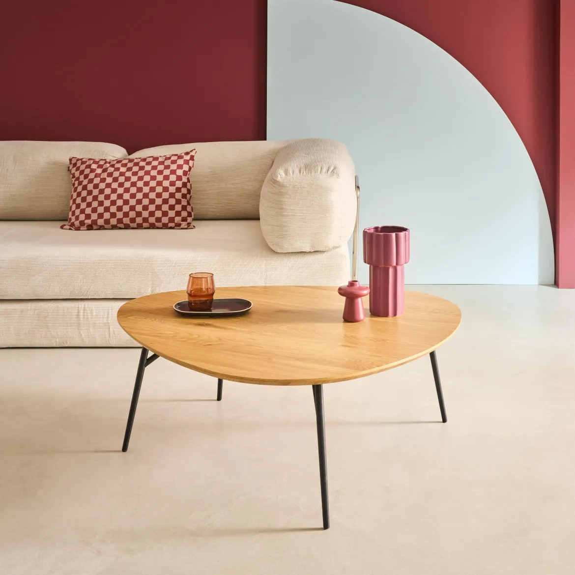 Tavolino triangolare con gambe in metallo nero e effetto rovere