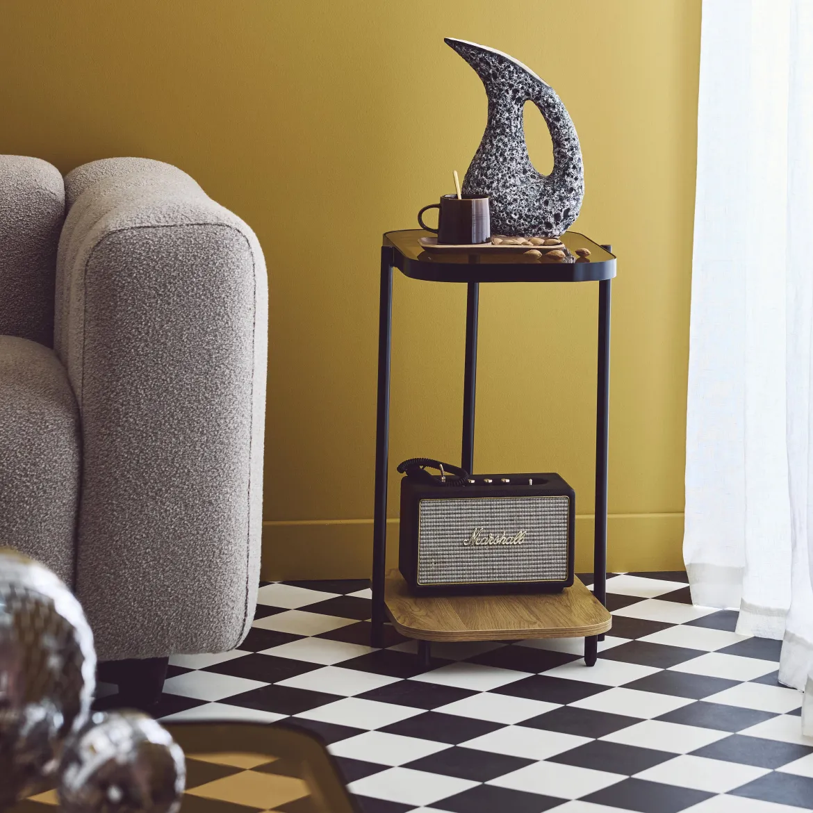 Tavolino vintage in metallo nero con piani in vetro