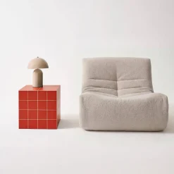 Tavolino cubico con finitura in ceramica opaca e piastrelle