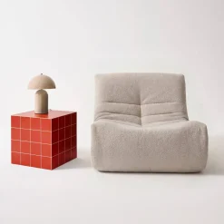 Tavolino cubico con finitura in ceramica opaca e piastrelle