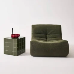 Tavolino cubico con finitura in ceramica opaca e piastrelle