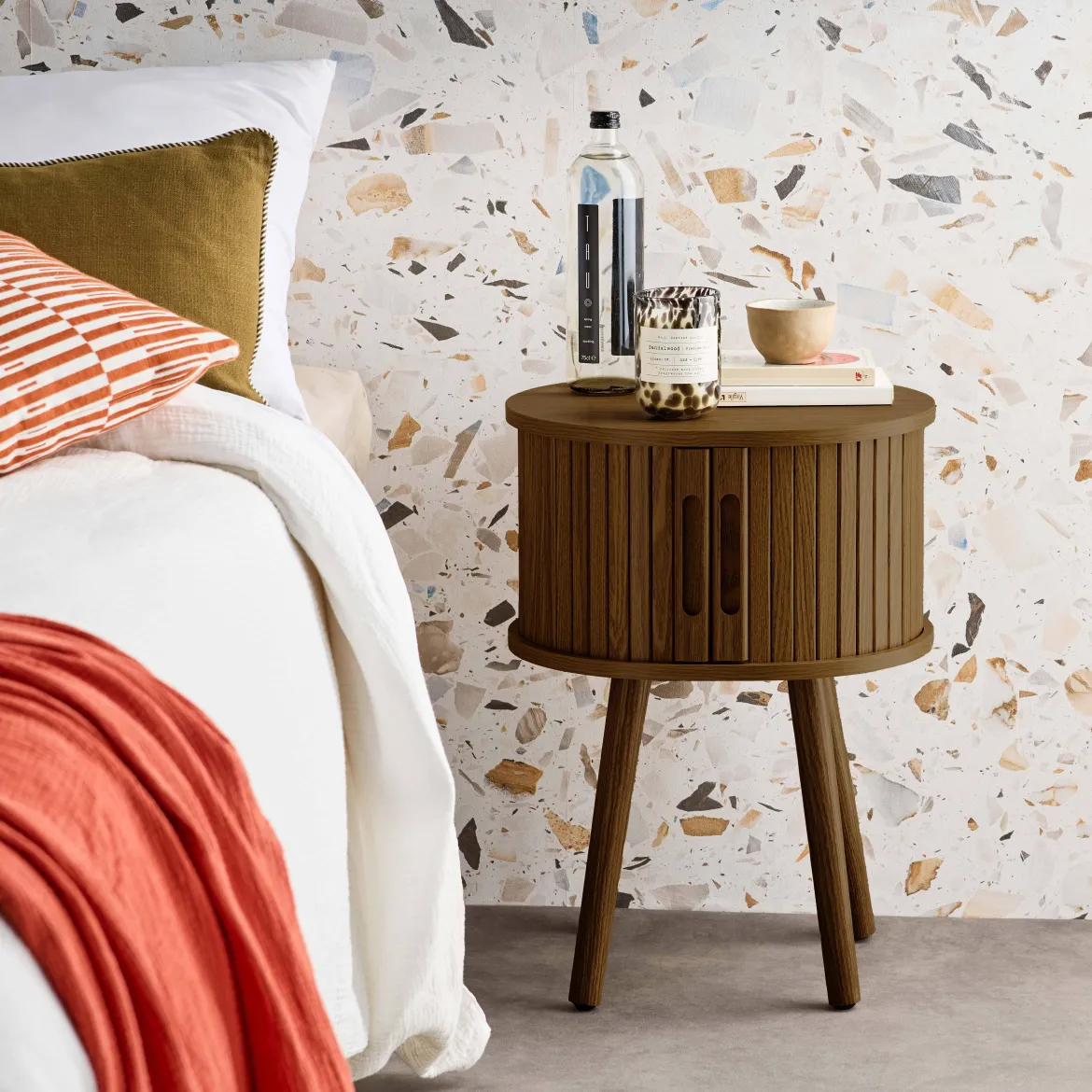 Tavolino da notte scandinavo con decorazioni in legno, 2 porte scorrevoli