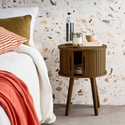 Tavolino da notte scandinavo con decorazioni in legno, 2 porte scorrevoli