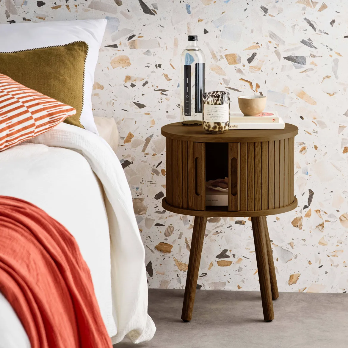 Tavolino da notte scandinavo con decorazioni in legno, 2 porte scorrevoli