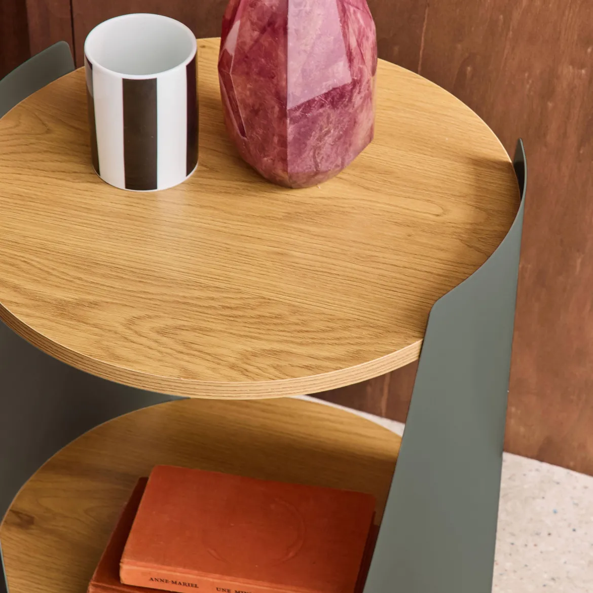 Tavolino e comodino in metallo curvato e legno con ruote