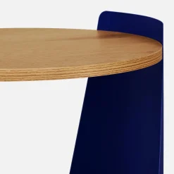 Tavolino e comodino in metallo curvato e legno con ruote