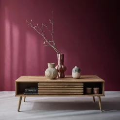 Tavolino scandinavo con ante scorrevoli, decoro in legno scanalato