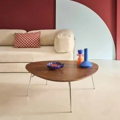 Tavolino triangolare con gambe cromate e effetto legno