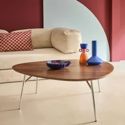 Tavolino triangolare con gambe cromate e effetto legno