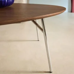 Tavolino triangolare con gambe cromate e effetto legno