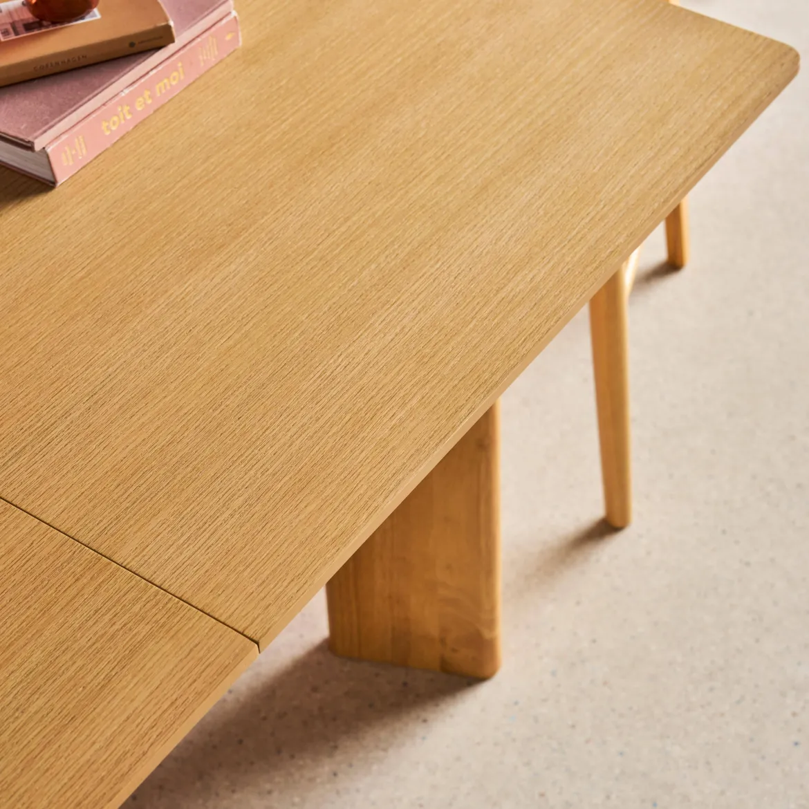 Tavolo da pranzo rettangolare allungabile in legno di hevea e impiallacciatura di rovere 6-8 posti